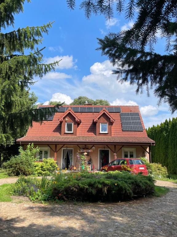 a house with solar panels on the roof at Artystycznie nad Bugiem 1 in Gnojno