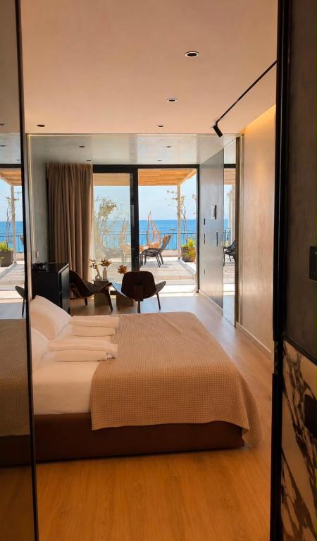 ein Schlafzimmer mit Bett und Meerblick in der Unterkunft Luxury 1932 in Himarë