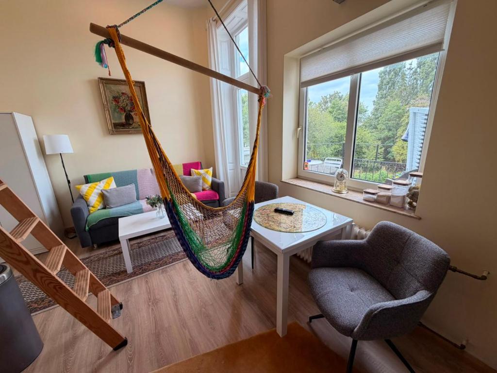 a living room with a hammock in a room at Gemütliches Apartment in zentral mit Balkon in Bremen