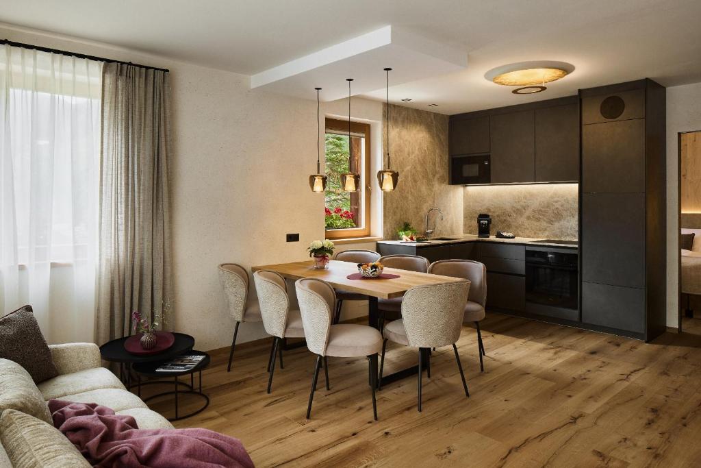 a kitchen and dining room with a table and chairs at Chalet Vanzi in San Martino in Badia
