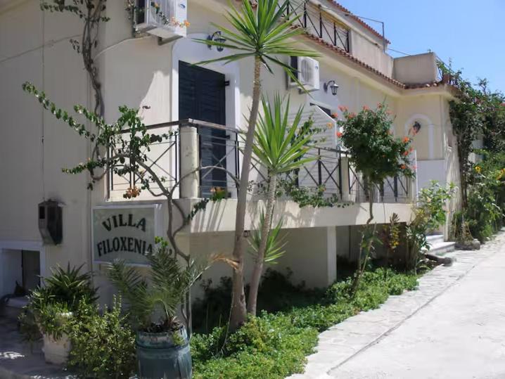 a building with a palm tree in front of it at Villa Filoxenia Studios Alykes in Katastárion