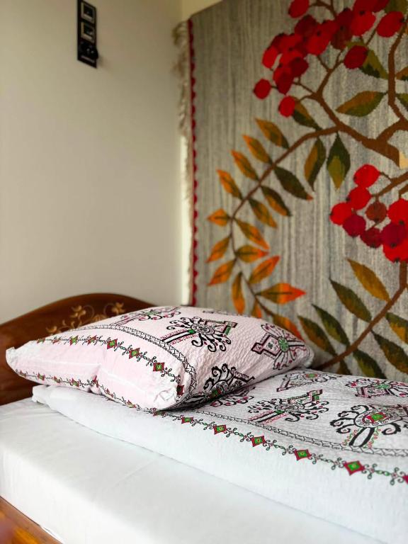 a bed with two pillows sitting on top of it at Mały Gazda - całoroczne duże domki o powierzchni 130m z salą zabaw dla dzieci, dla 12 osób in Gliczarów Górny