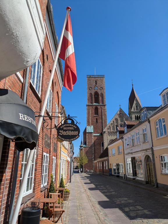 a street with a flag and a building with a tower at Restaurant Backhaus in Ribe