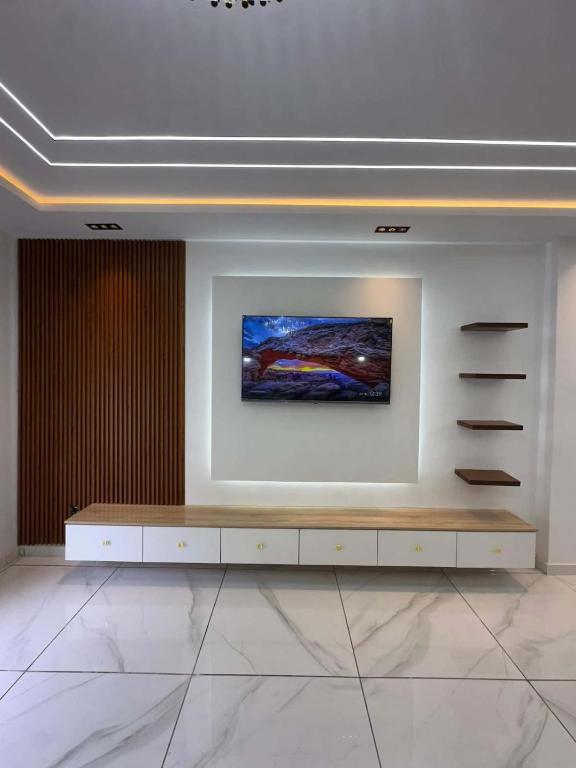 a living room with a tv on a wall at Oran Choupot boulevard principale in Oran