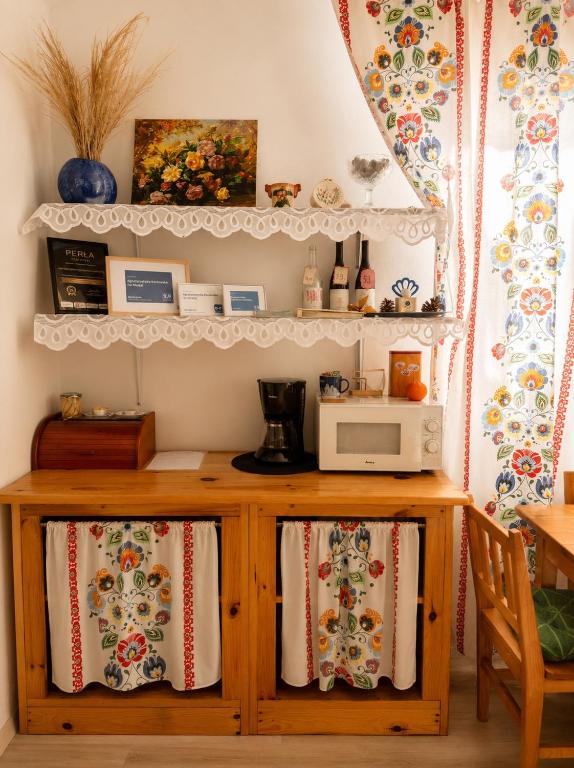 a kitchen with a microwave and a table at Agroturystyka Kobylnica nad Wisłą in Kobylnica