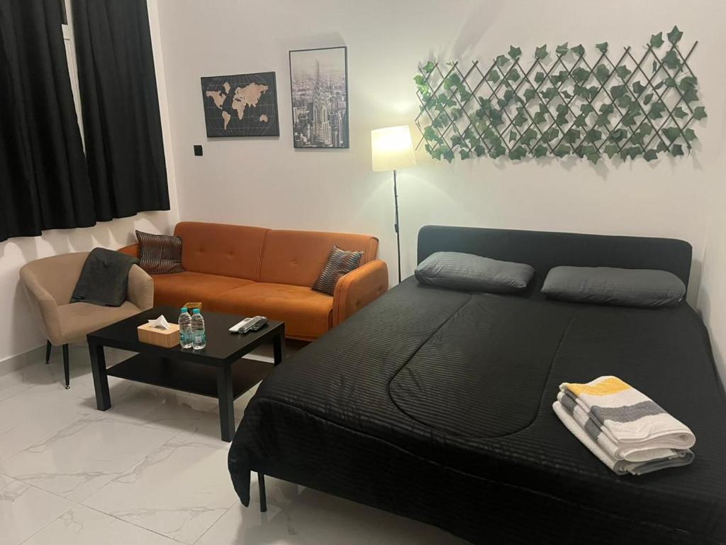 ein Wohnzimmer mit einem Bett und einer Couch in der Unterkunft Infinity Signature in Abu Dhabi