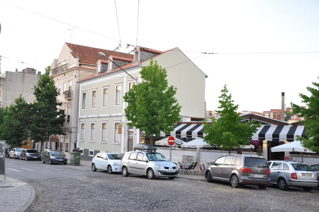 um grupo de carros estacionados ao lado de uma rua em Alojamento Local Duarte's em Coimbra