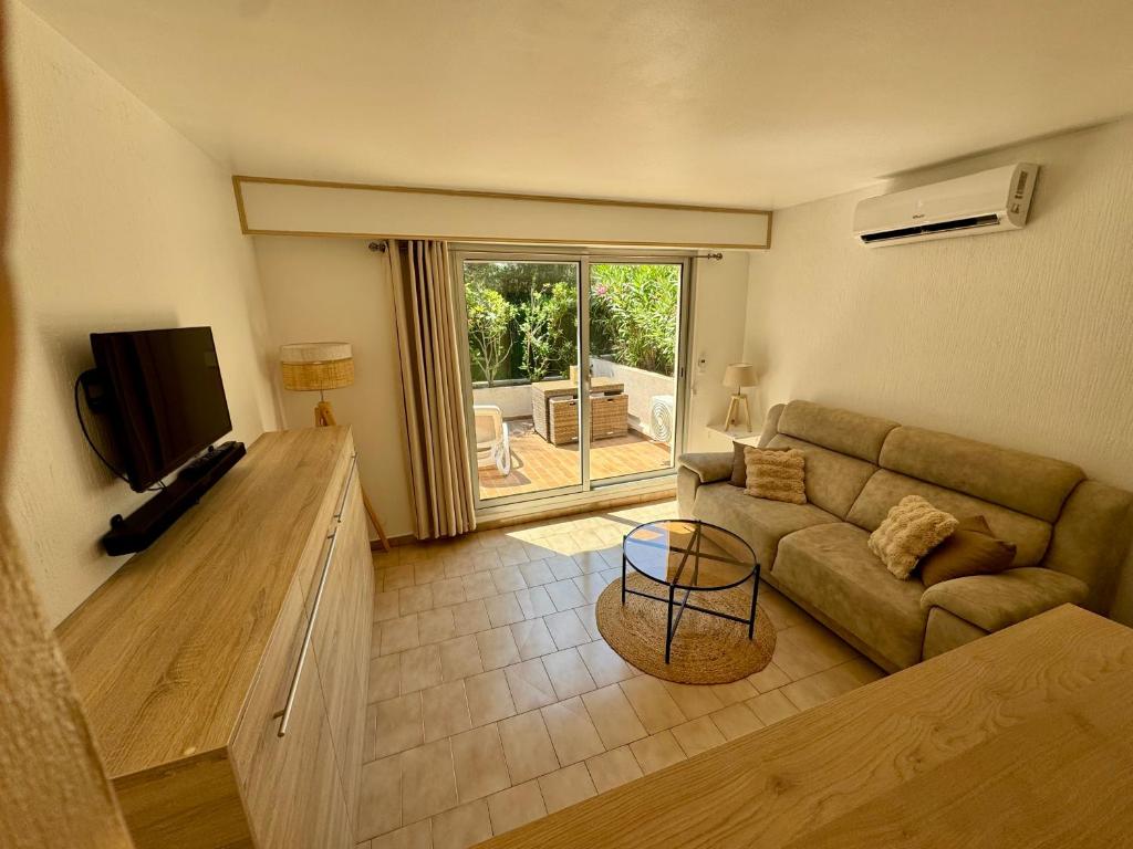 Studio avec terrasse, 150m de la plage