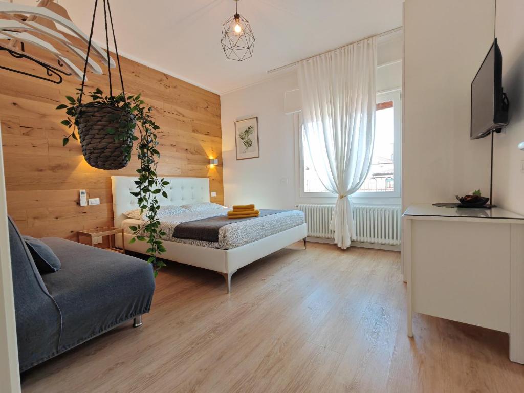 a bedroom with a bed and a window at Casa di Kaixin in Mestre