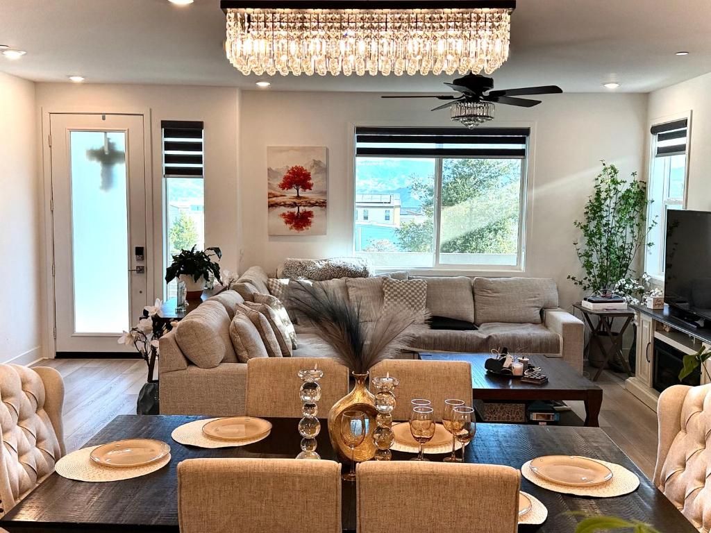 a living room with a couch and a table at Valencia Resort in Santa Clarita