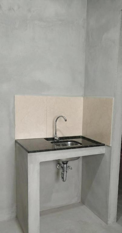 a sink in the corner of a room at La parada de Emma in Las Lomas