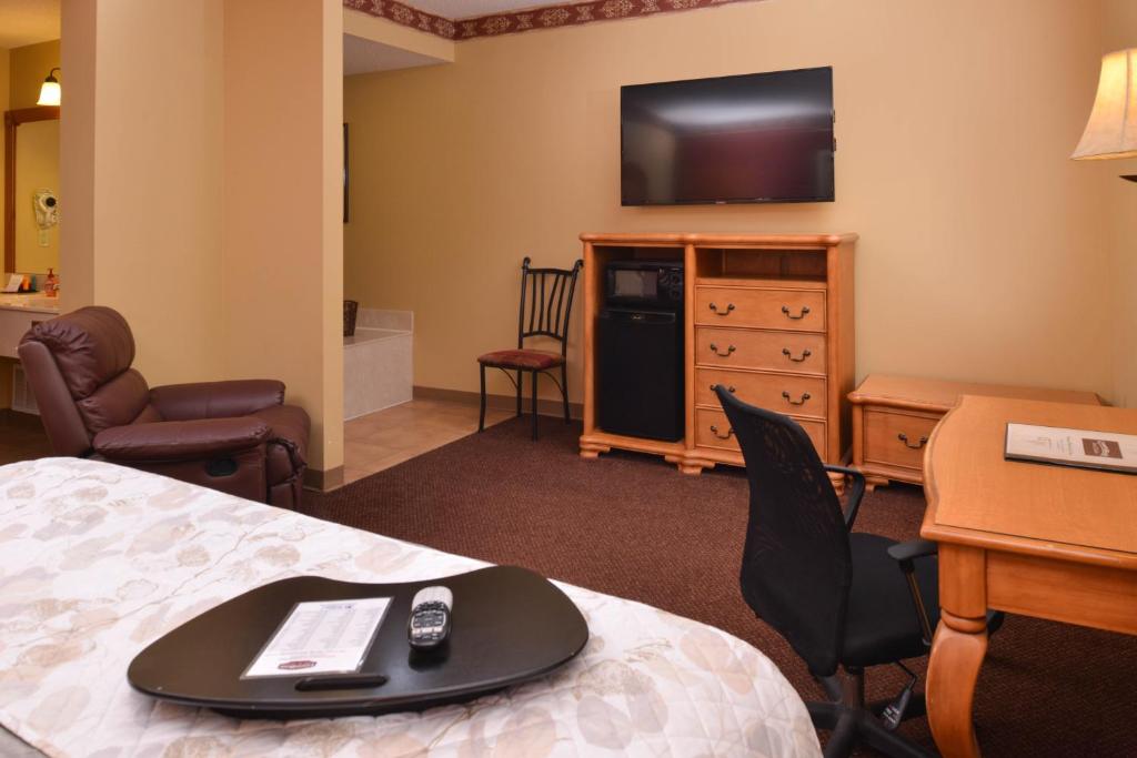 Country Hearth Inn & Suites Edwardsville - Suite Met Kingsize Bed En Spabad