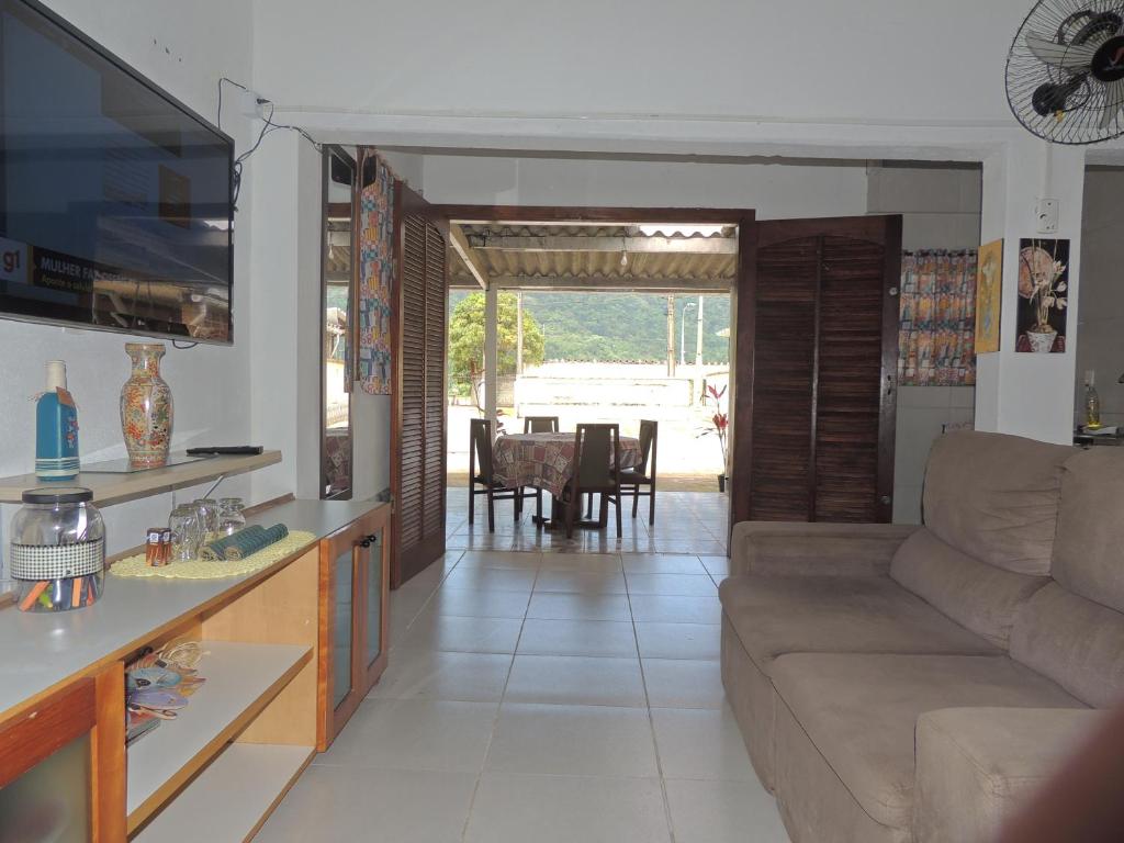 a living room with a couch and a table at Kitão Completo ao lado da Balsa Bertioga in Bertioga