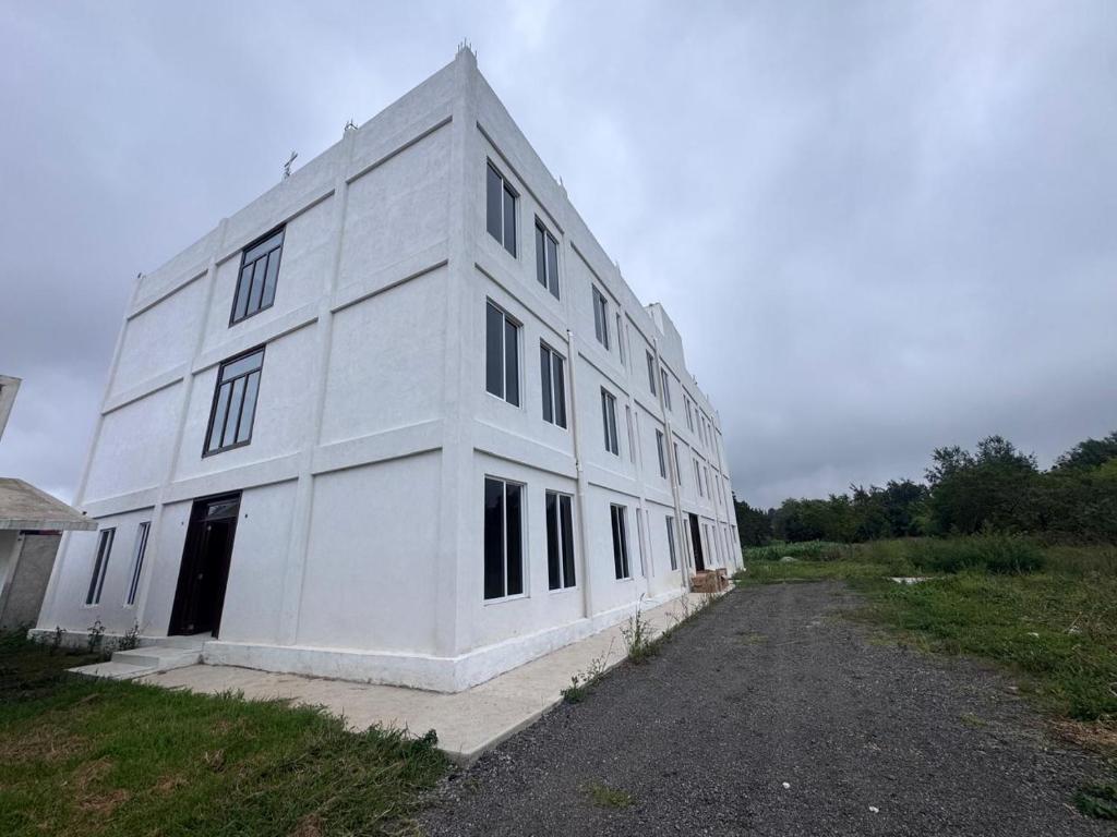a white building with a lot of windows at Hotel GUERRERO in Zacatlán