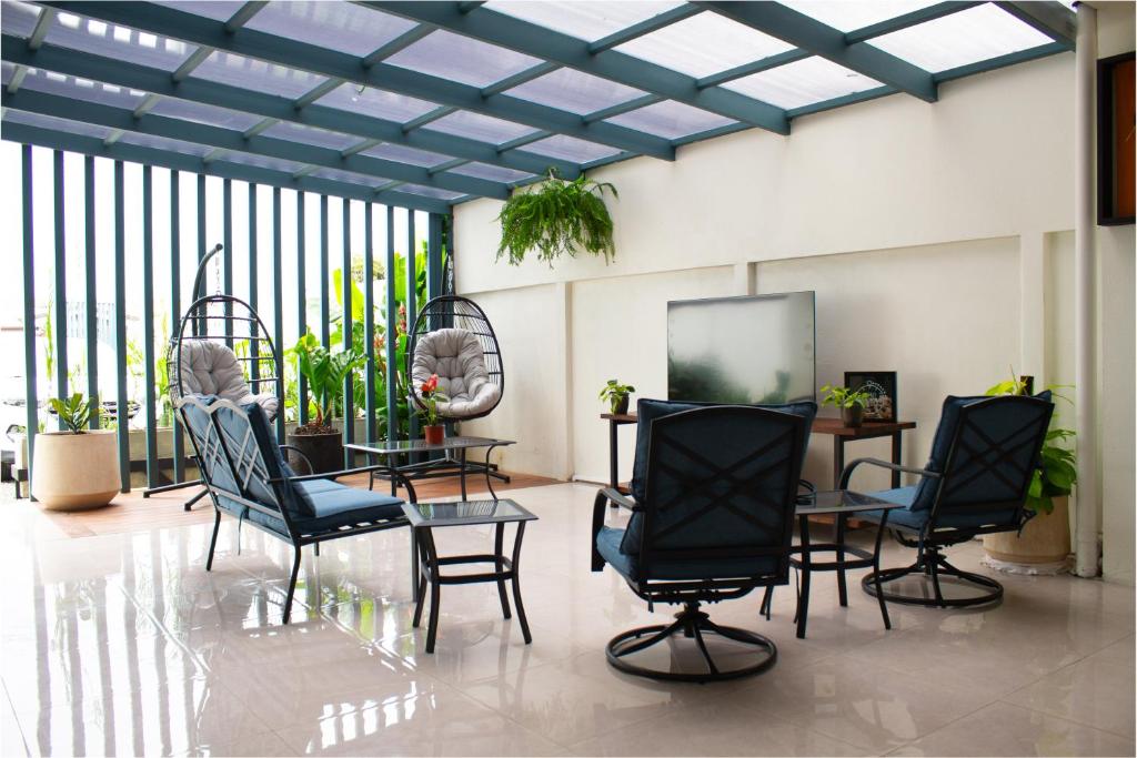 a room with chairs and a table in a building at Mi Barrio in Cartago