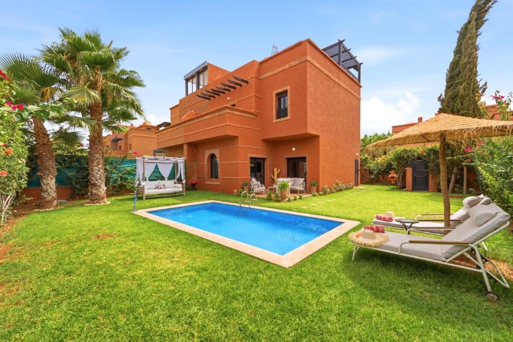 a house with a swimming pool in the yard at Villa des Roses in Marrakesh