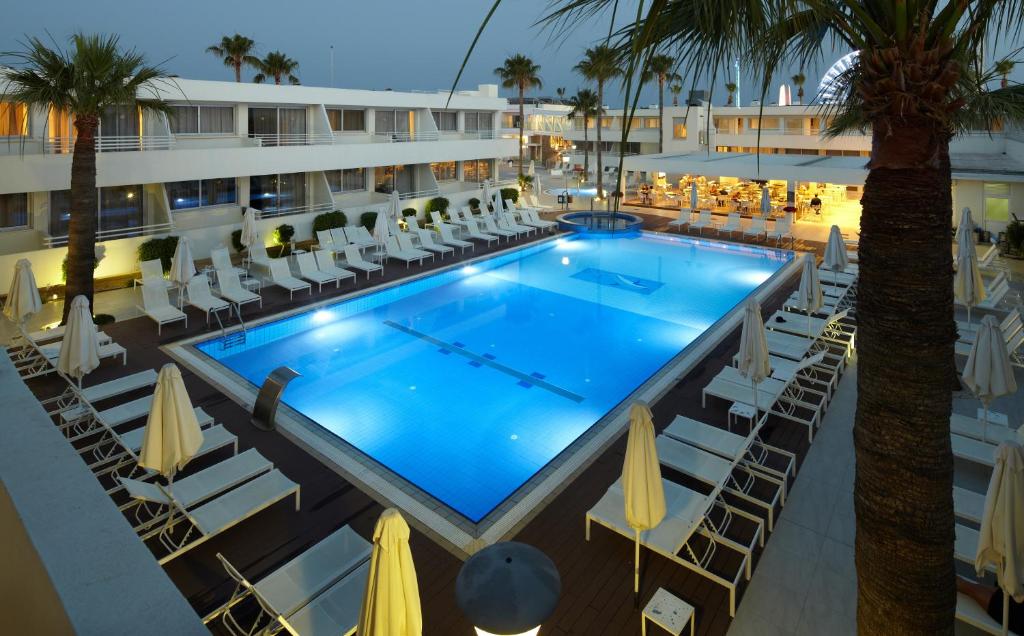 una vista aérea de una piscina en un crucero en Melpo Antia Hotel & Suites en Ayia Napa