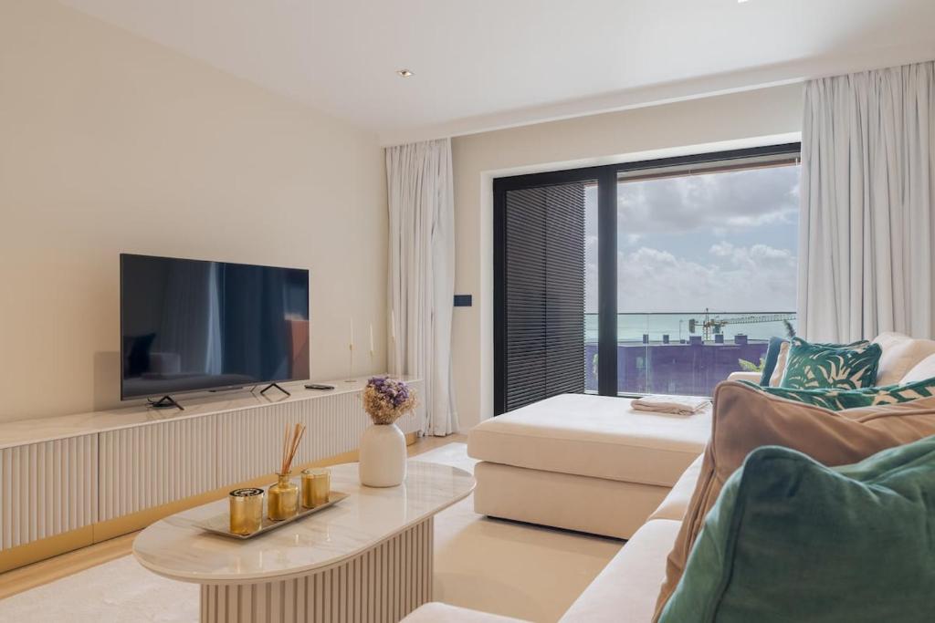 Funchal Sea View Apt, Pool, Ac & Parking