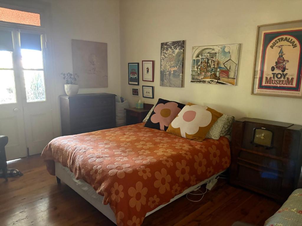ein Schlafzimmer mit einem Bett mit einer orangefarbenen Bettdecke in der Unterkunft Kombacy in Irymple