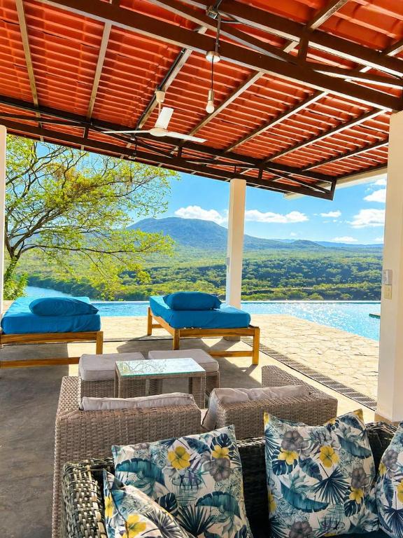 a patio with couches and a view of the water at Calalas Lodge in Nindirí