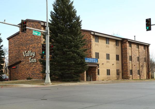 un edificio en la esquina de una calle con un semáforo en Valley Inn Sanford Medical Center, en Sioux Falls