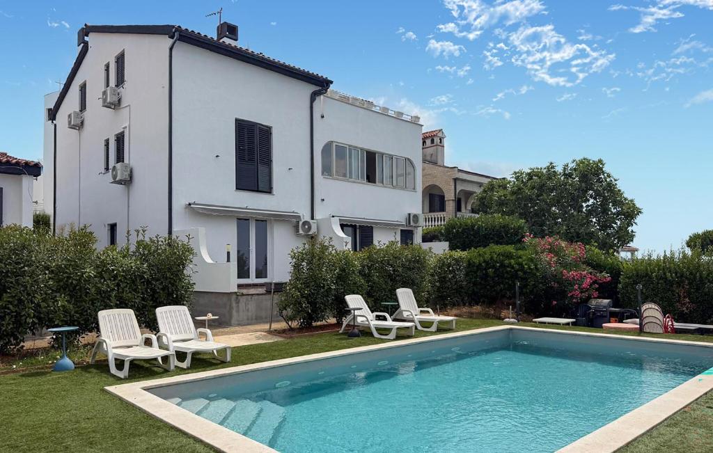 1 Bedroom Stunning Apartment In Pula