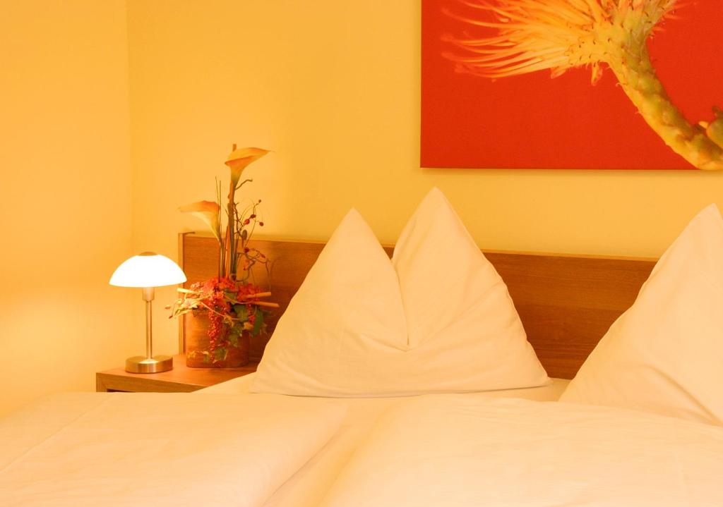 Postel nebo postele na pokoji v ubytování smartMotel