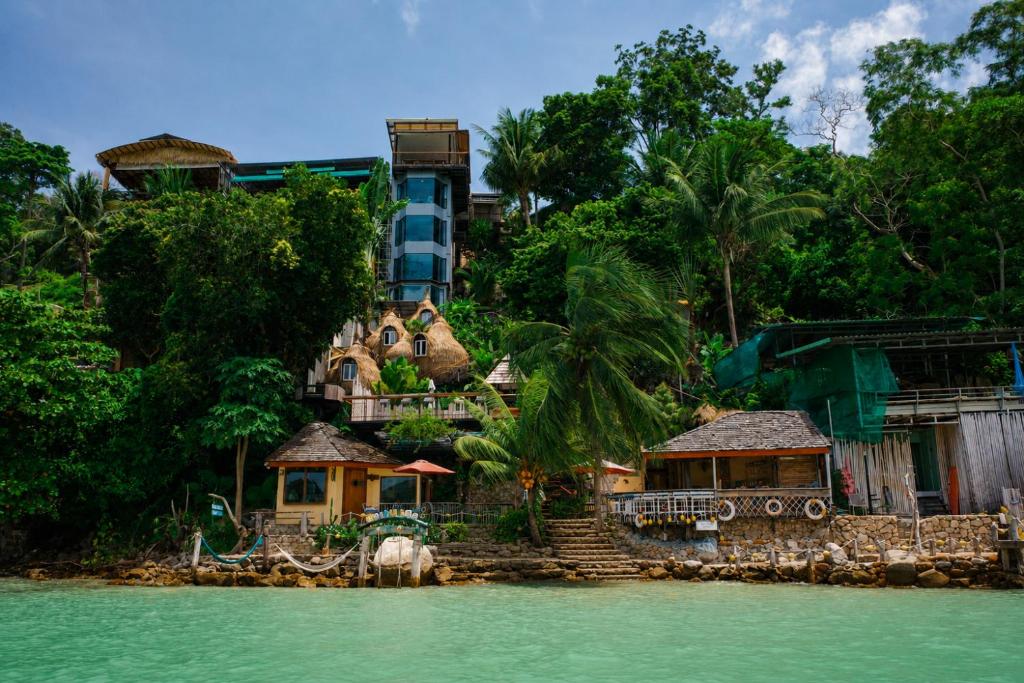 Blue Harbour Resort Beach Front Phuket در پوکت
