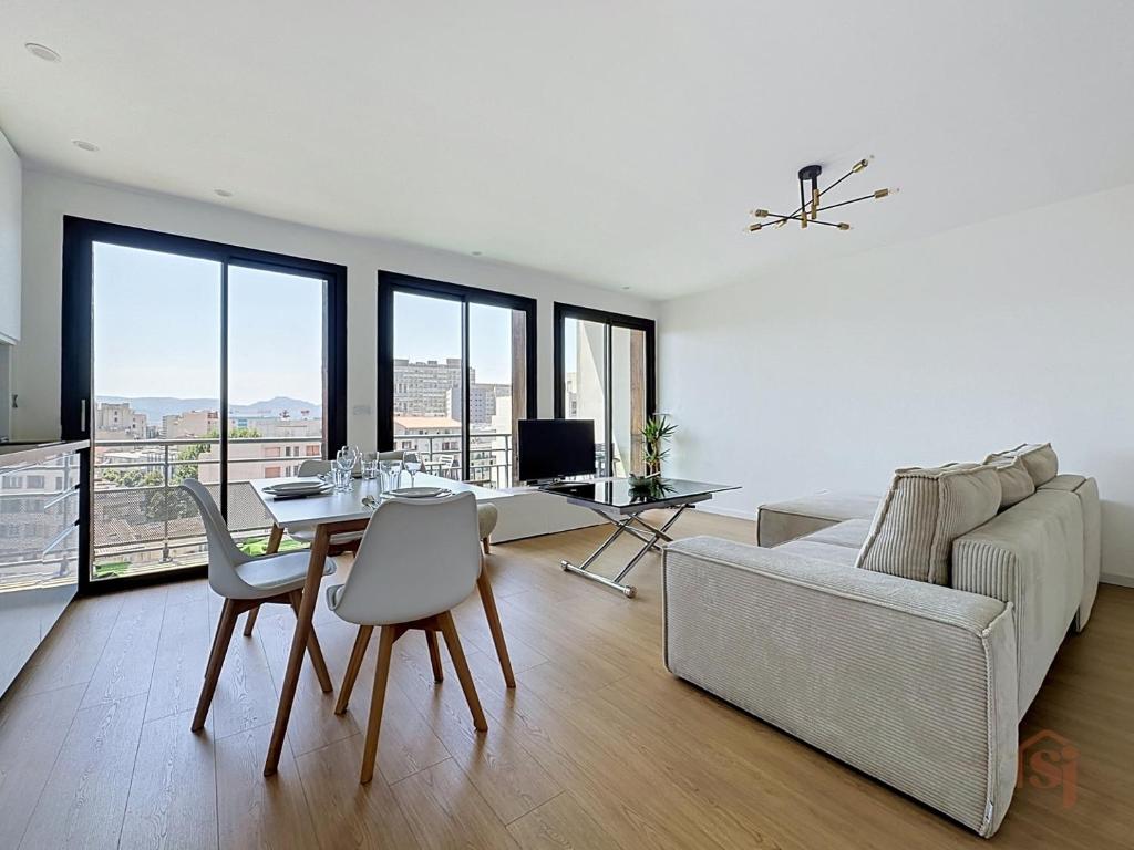 Balcony with BBQ - AC - La Timone 5 minutes away