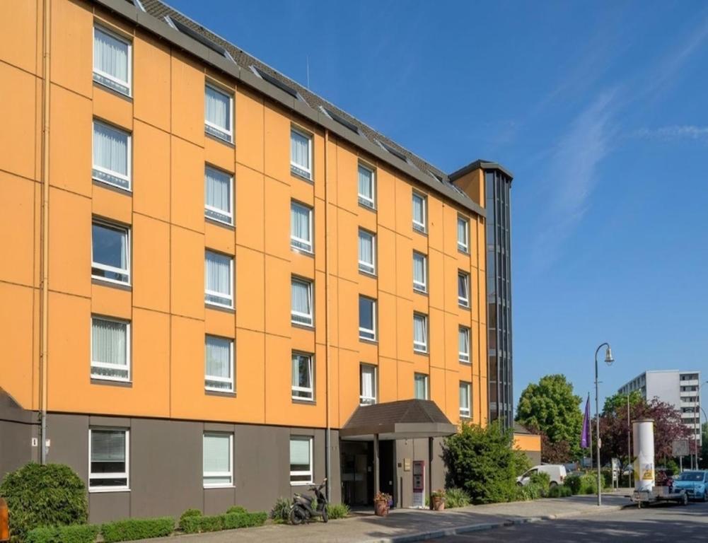 an apartment building with an orange at Sunday Hotel Berlin City West in Berlin