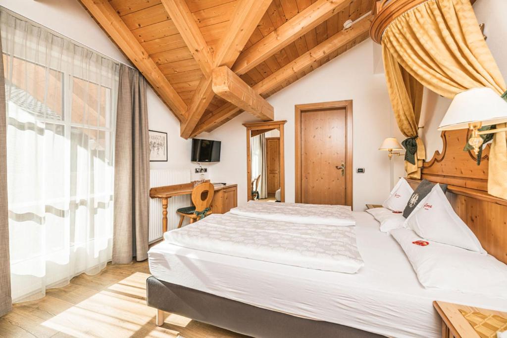 Hotel Flora - Two Connecting Rooms