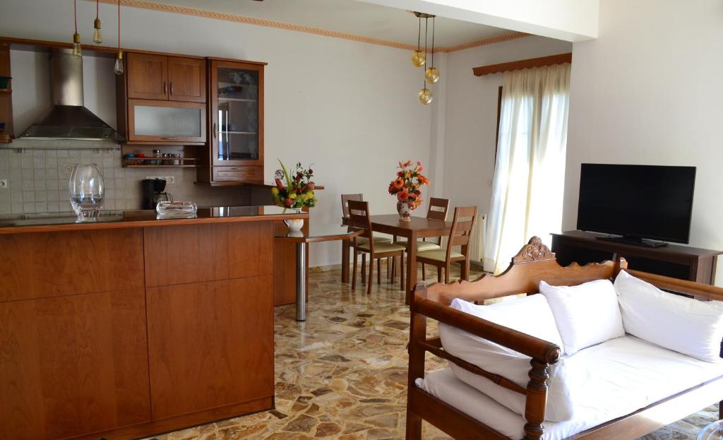sala de estar con sofá y cocina en Live The Dream, en Naxos Chora
