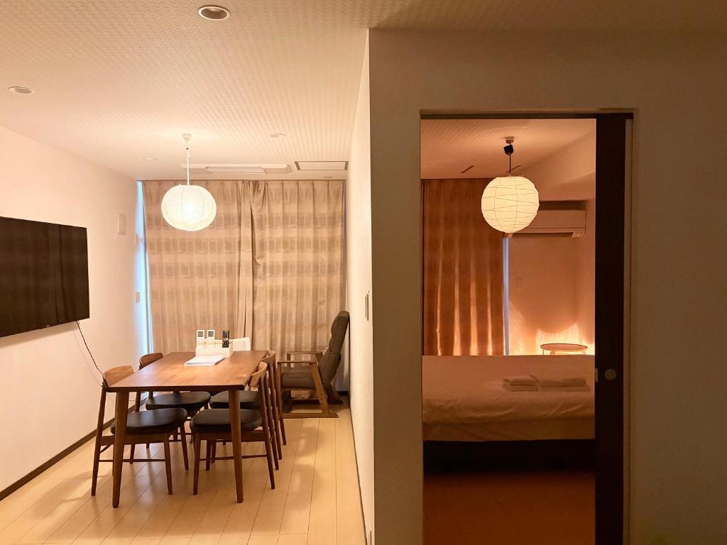 青葉邸-NIPPONBASHI Room 202-3 Min Walk to Kuromon Market 3BR 5 Beds Family Residence