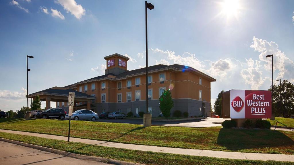 un grand bâtiment avec une tour d'horloge en haut dans l'établissement Best Western Plus Pontoon Beach, à Pontoon Beach