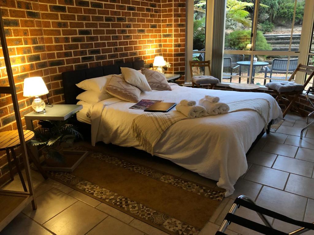 a bedroom with a bed with towels on it at Rocky Rest in Orange
