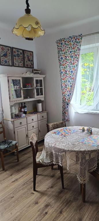 a childs room with a table and a chair at Agroturystyka Kryjówka Nad Stawem in Kodeń