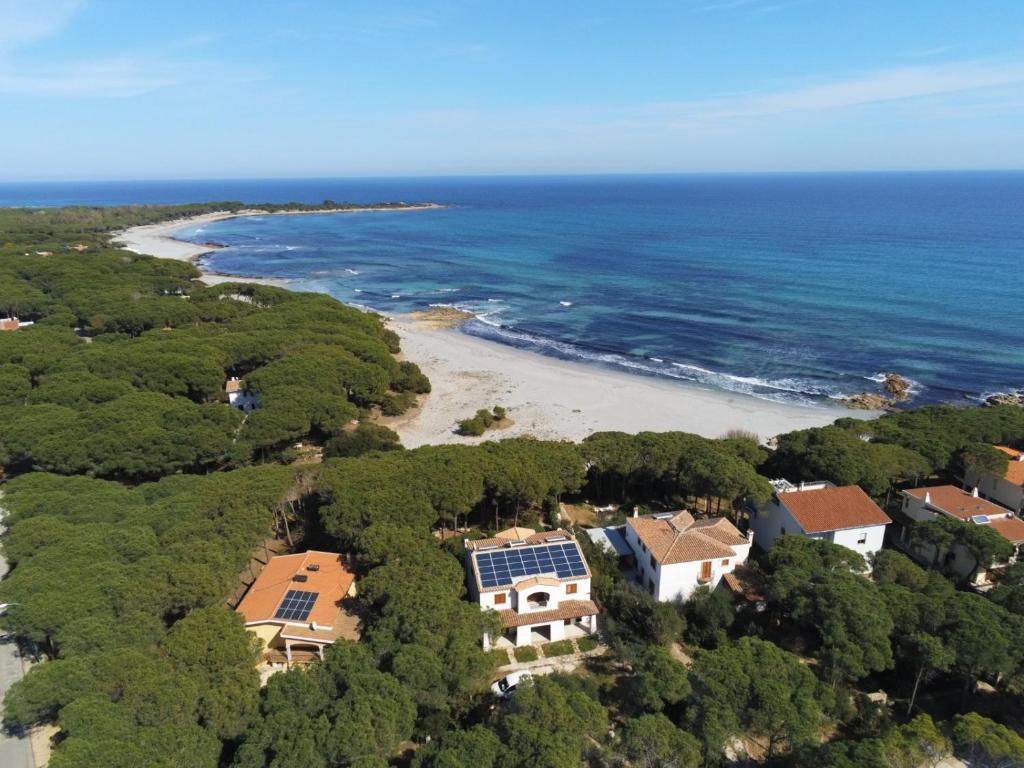 an aerial view of a house and a beach at La Corte Degli Ulivi Appartamenti in Cala Liberotto