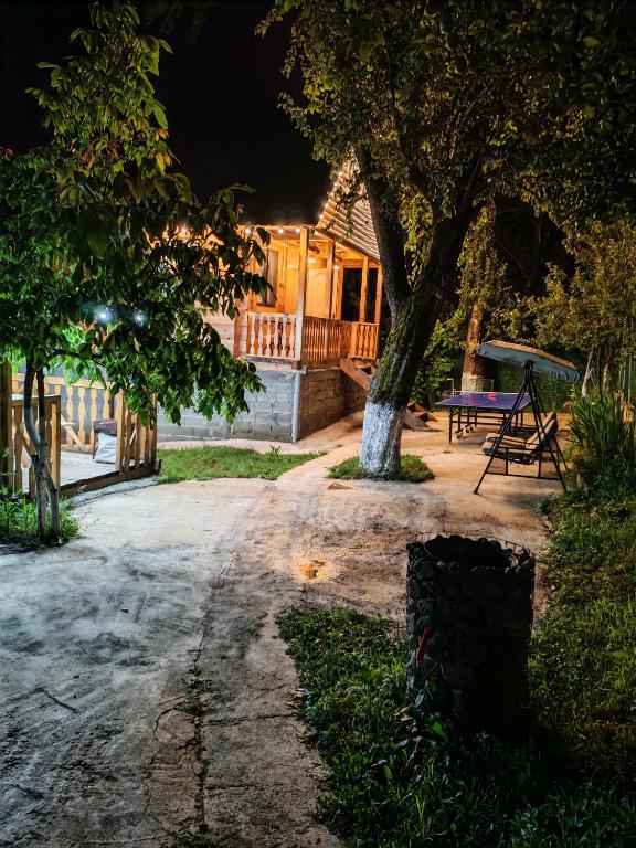 ein Haus mit einem Baum und einem Picknicktisch in der Unterkunft Sabauri in Khulo