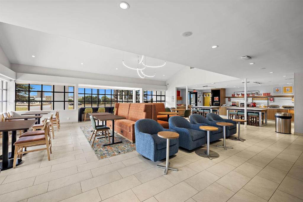 a lobby with chairs and tables and a kitchen at Hampton Inn San Simeon Cambria in San Simeon