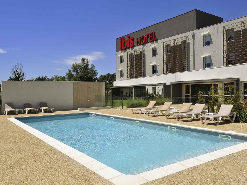 a swimming pool in front of the los angeles hotel at ibis Istres Trigance in Istres
