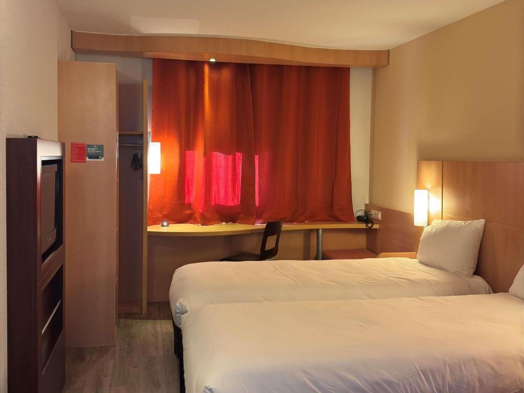 ibis Istres Trigance - Standard Room With Two Single Beds