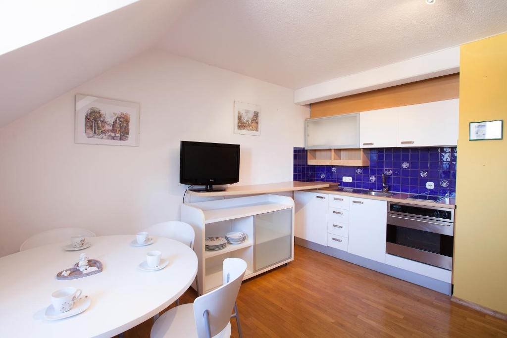 Kuchyň nebo kuchyňský kout v ubytování Apartment Center