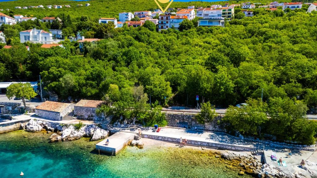Beachfront apartment 3 - Dramalj by Villas Guide