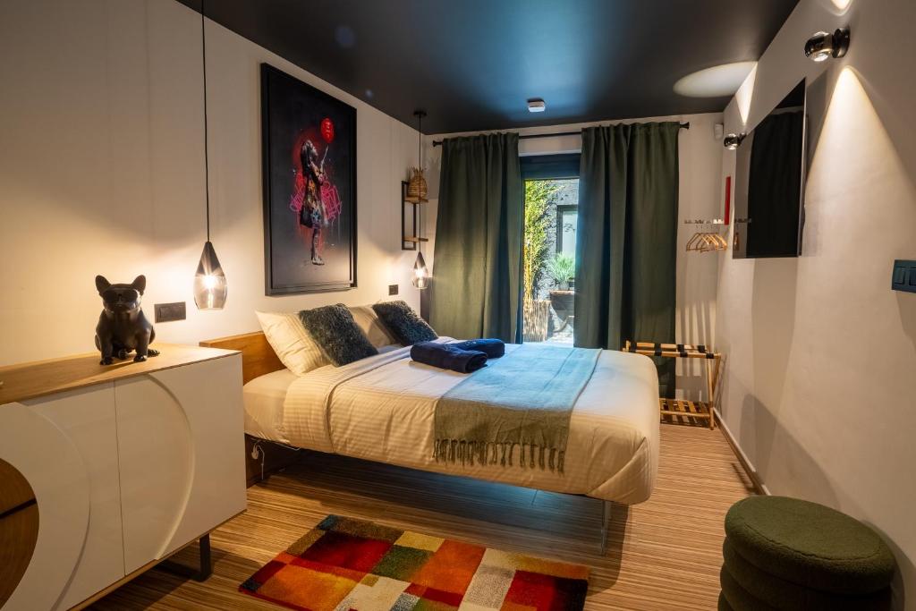 a bedroom with a bed and a window at Waterl'O in Waterloo