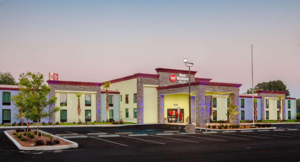 un estacionamiento frente a un hotel en Best Western Plus Hardeeville Inn & Suites, en Hardeeville