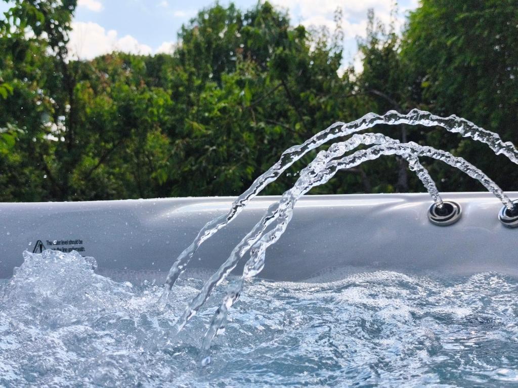 a pool of water with a chain around it at Vár-Liget Vendégház in Kisnána