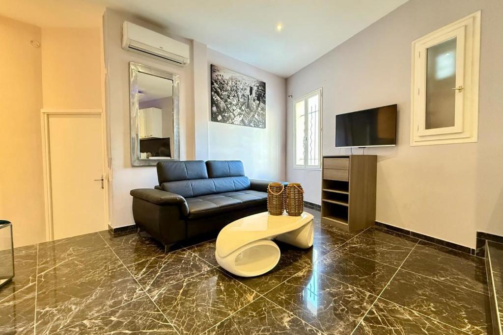 3-bedroom apt on two levels close to the Palais