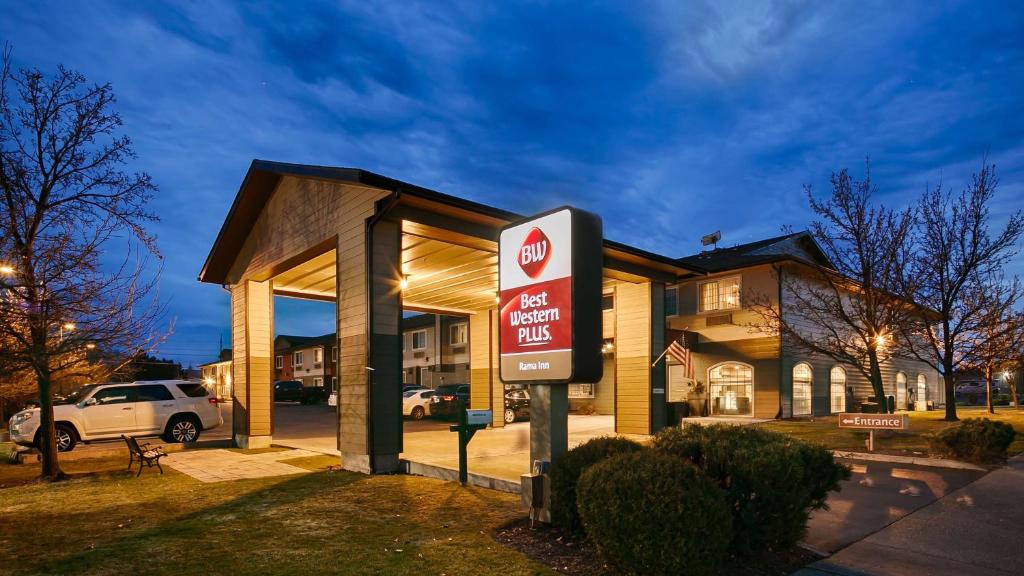 una señal de no estacionamiento frente a un edificio en Best Western Plus Rama Inn, en Redmond