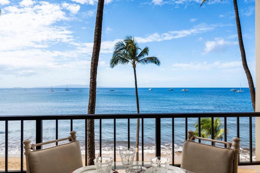 a restaurant with a view of the ocean at SUGAR BEACH RESORT, #421 in Kihei