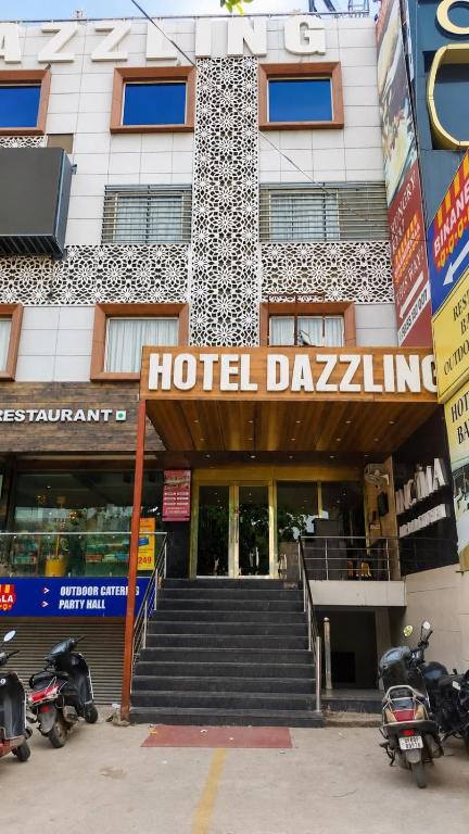 ein Hotelgebäude mit davor geparkten Motorrädern in der Unterkunft Dazzling A Boutique Hotel in Agra